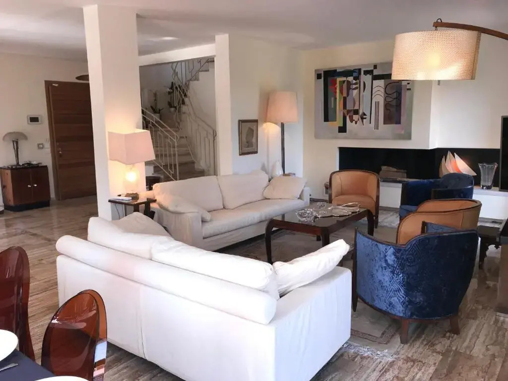 VILLA EGIDE - 800 mètres et 1/4 d'heures à pieds de la plage, des ports de GOLFE JUAN et des restaurants