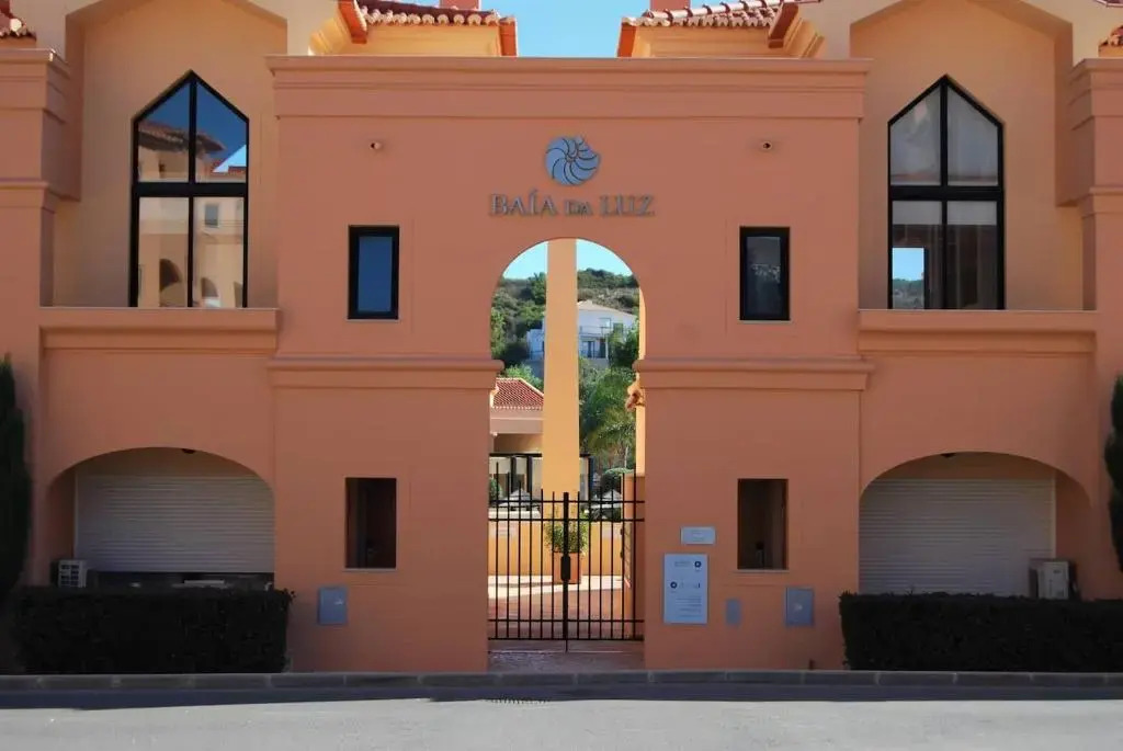 Stunning 2 Bedroom Apartment 500m to Luz Beach