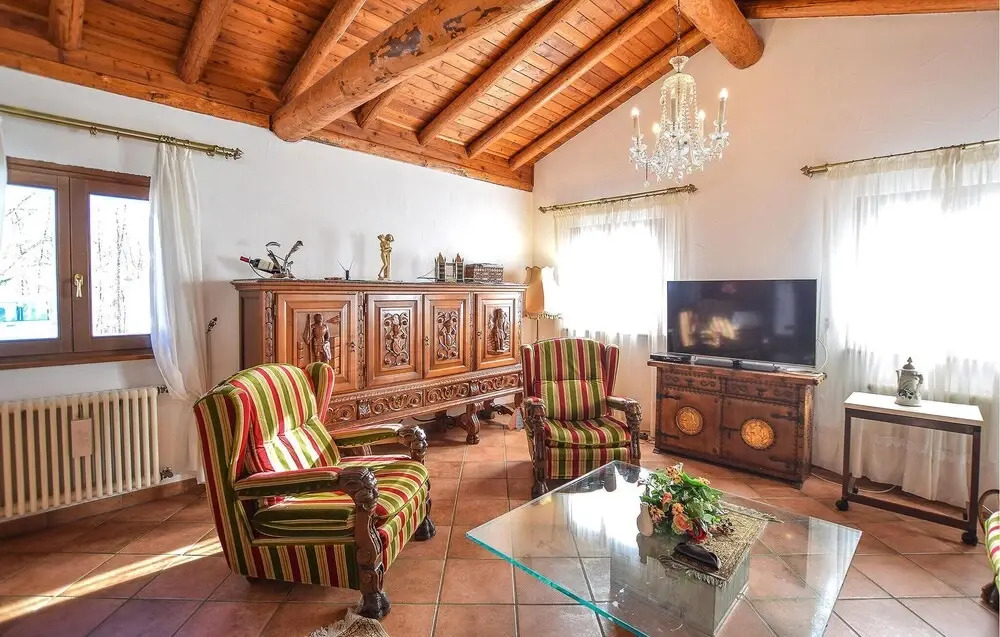 2 Bedroom Stunning Home In Luino
