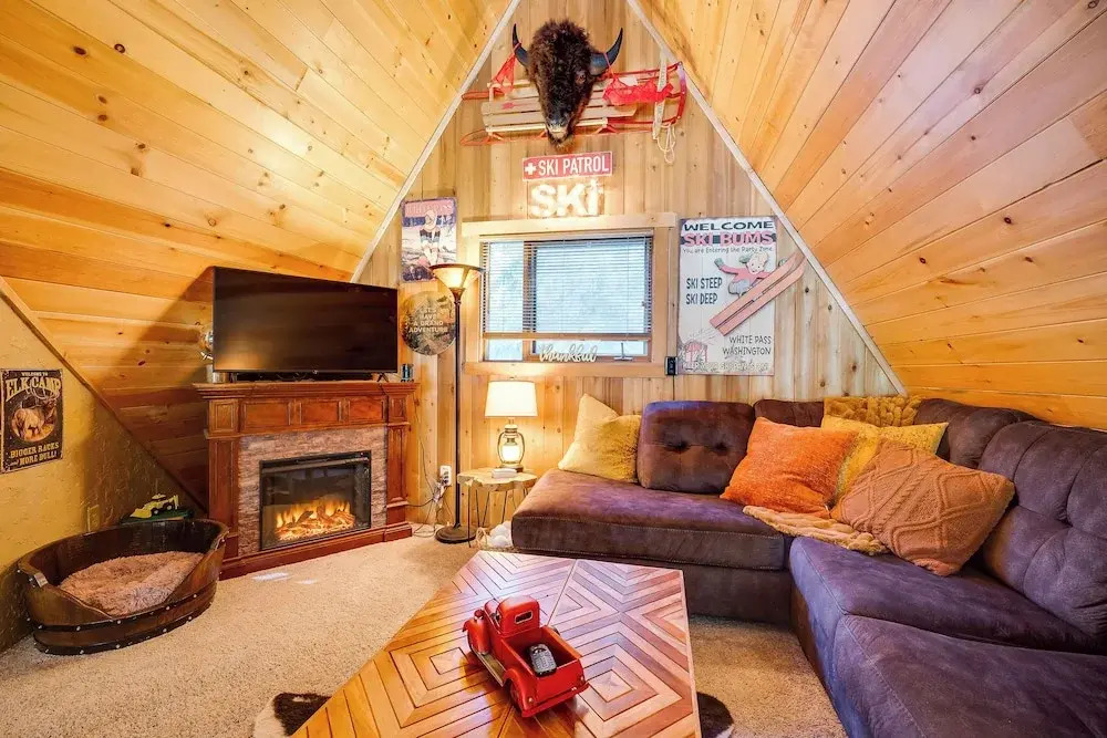 Spacious Packwood Cabin w/ Hot Tub - Near River