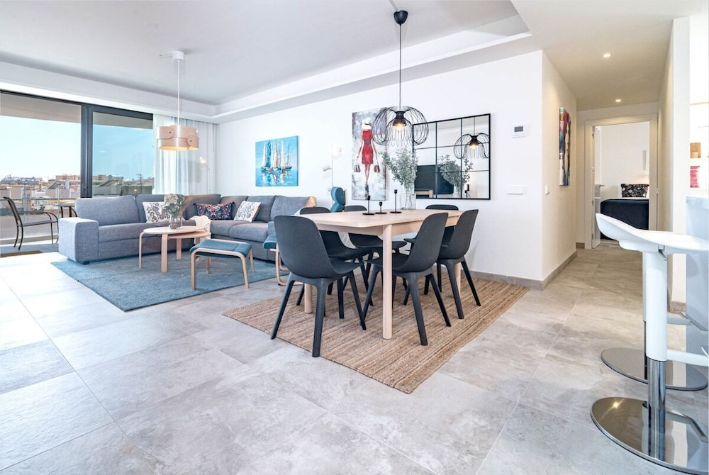 Inf26h- Comfortable and Spacious City Apartment