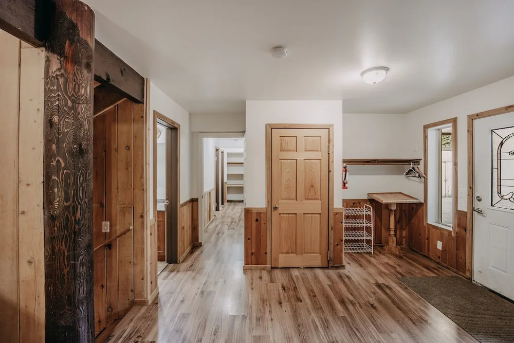 Mt Baker Lodging Cabin 3 is a Very Large Cabin on Acreage