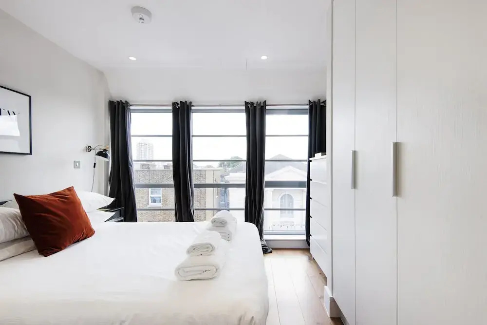 Panoramic Peckham Home by the Overground Station