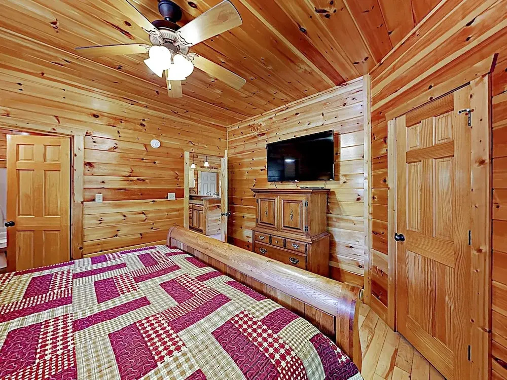 Peaceful Serenity W/ Private Hot Tub & Game Room 4 Bedroom Cabin