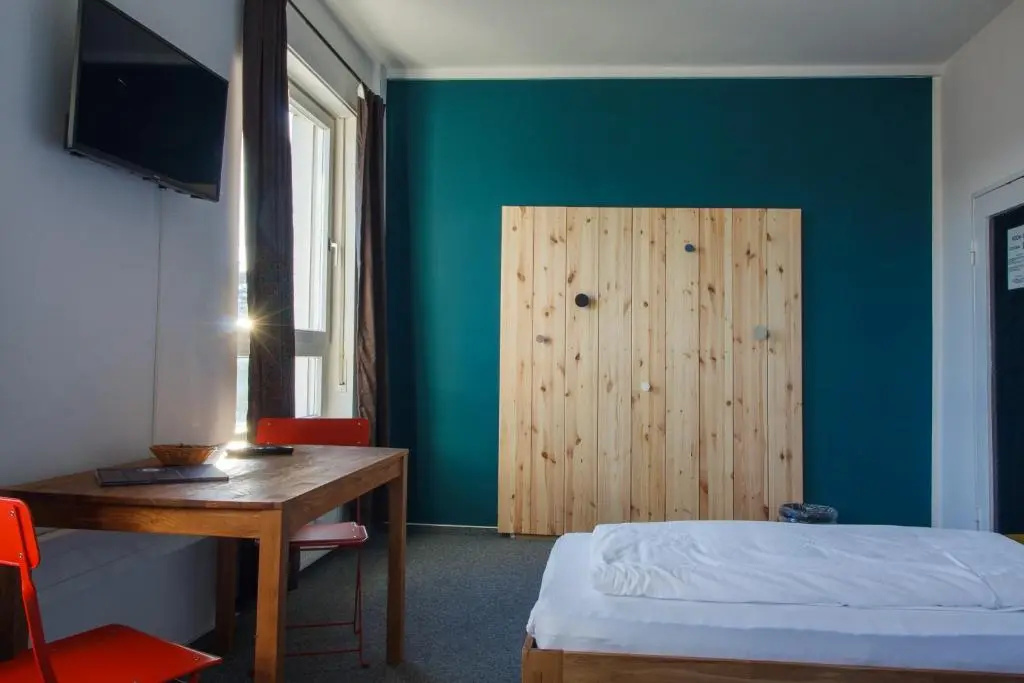 ROOM 1 / ROOM 2