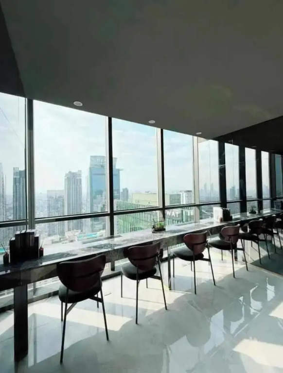 Luxury 1 Bedroom l BTS 2 Mins l Pool and Gym