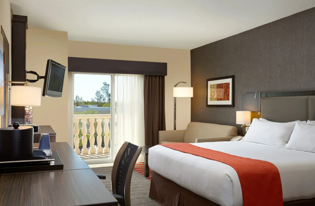 Holiday Inn Express & Suites Naples Downtown - 5th Avenue by IHG