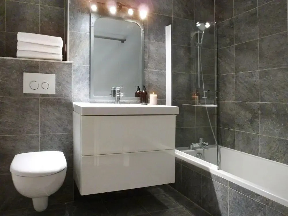 Ferm6 - 6-6p-5chbres-3sdb-120m?-10 / 12pers-valloire