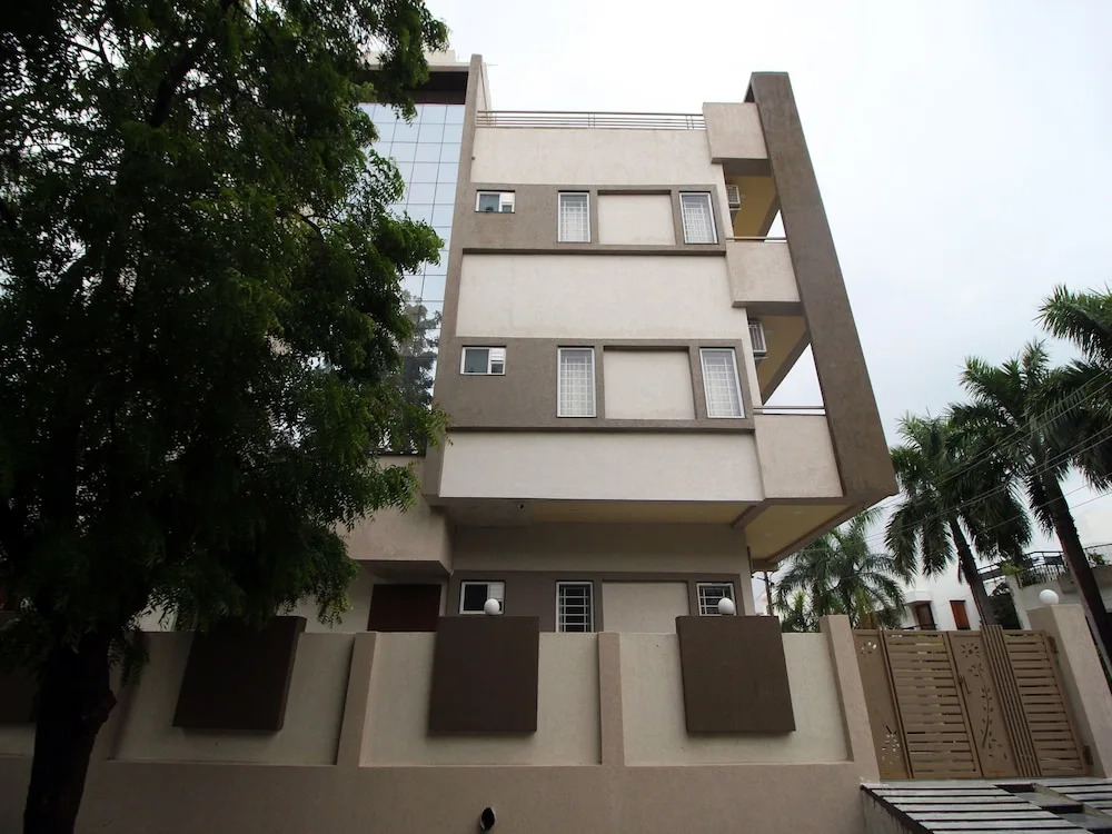 OYO 9888 Home Modern Stay near Celebration Mall