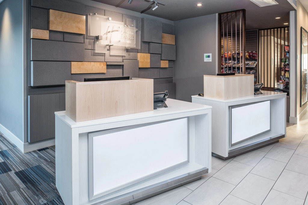 Holiday Inn Express & Suites Kingdom City by IHG