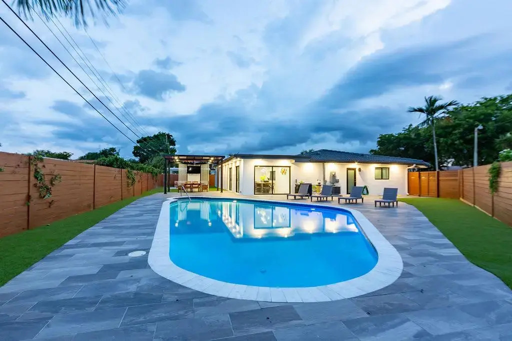 Cozy New Villa w/Cool Cabana+Fire Pit & Games