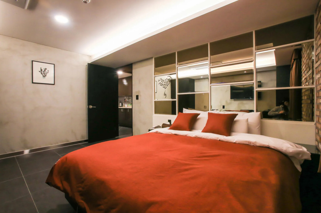 Hotel 2.4