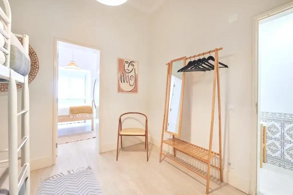 Charming 3BR APT w/ patio, by TimeCooler