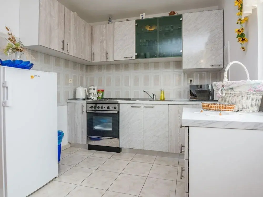 Vibrant Apartment in Vir near Sea