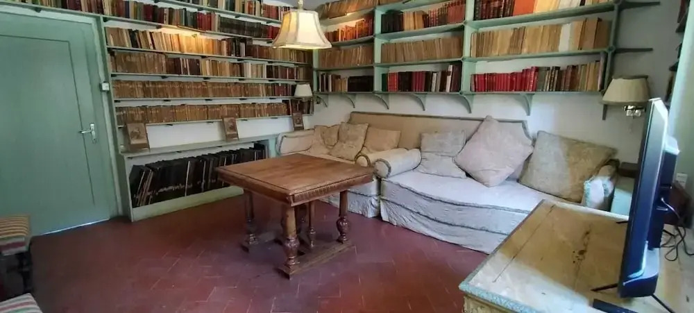 Charming, 1-bed Apartment in Certaldo