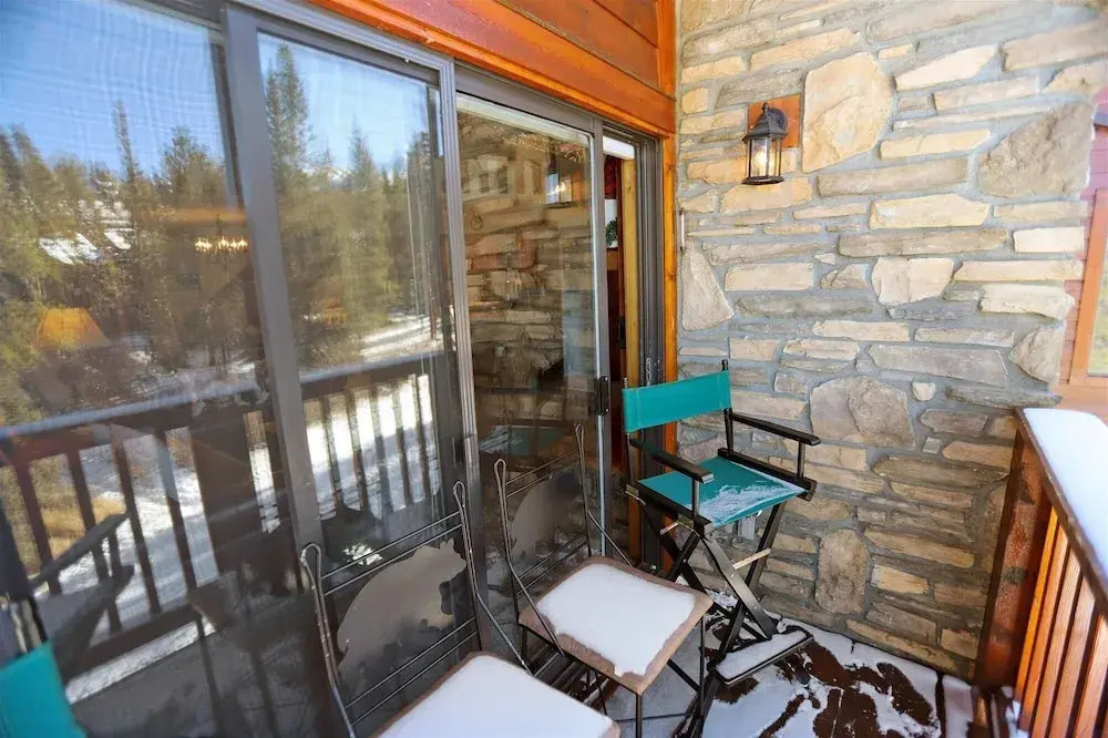 Pine Ridge 7e - Ski-in / Ski-out 3 Bedroom Condo by RedAwning