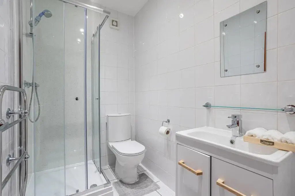Luxury Granada Apartments - 1 & 2 bed FLATS Perfect for Contractors, Family, Students near Seafront