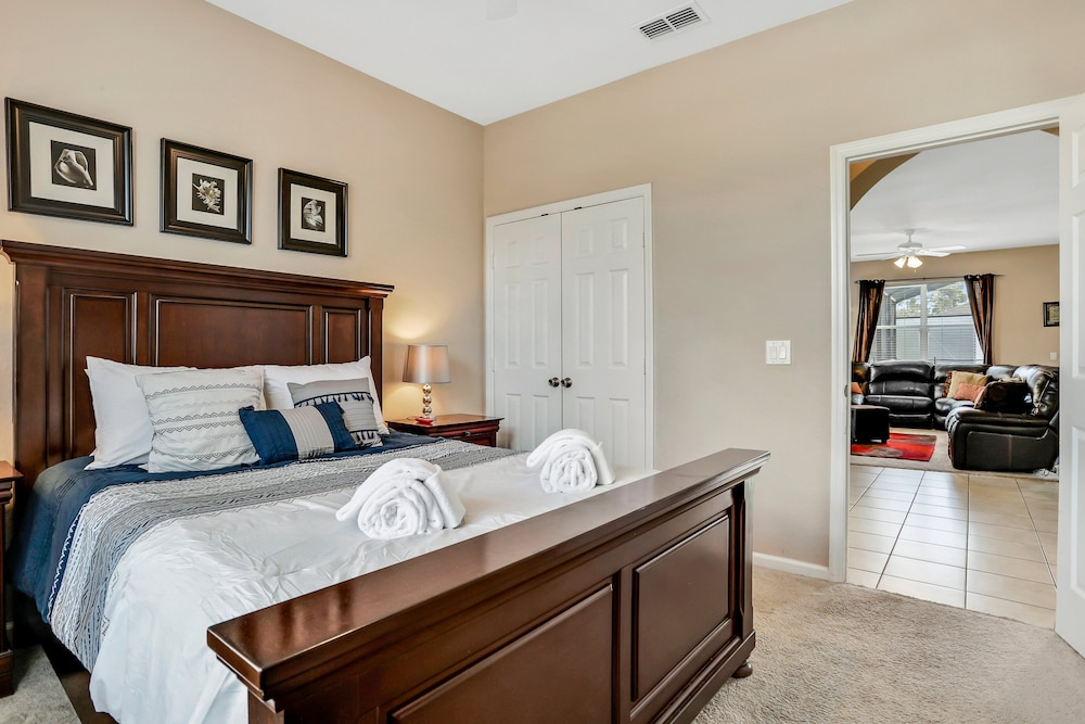 Beautiful Home Close to Theme Parks With Private Pool, AC & W/D - Dog-friendly