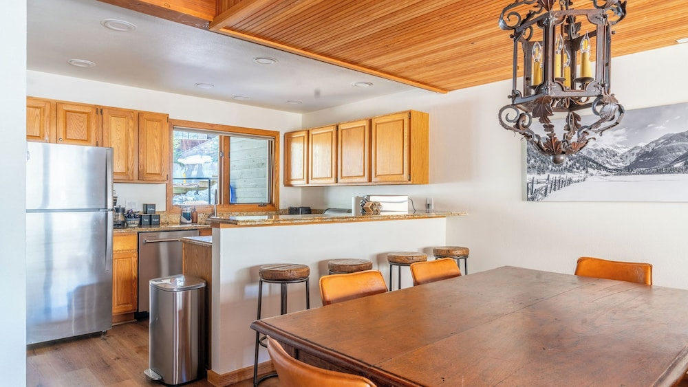 Riverside Condos B101 by AvantStay
