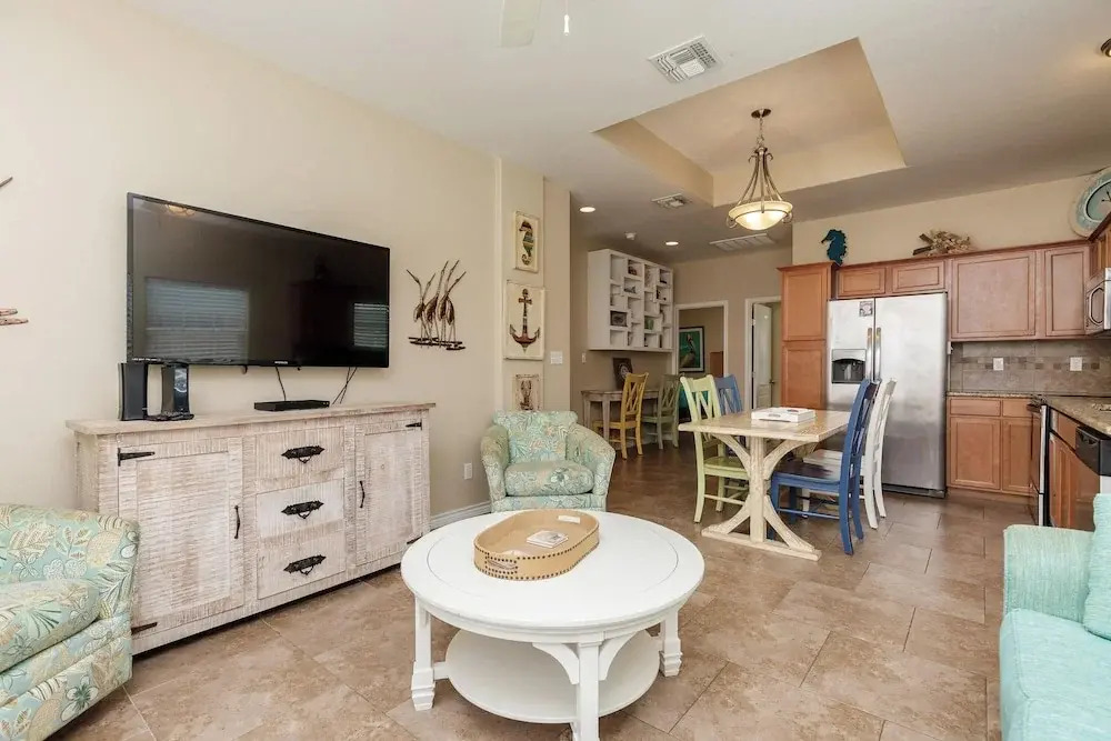 Comfy 2 bedroom | Pets & Shared Pool