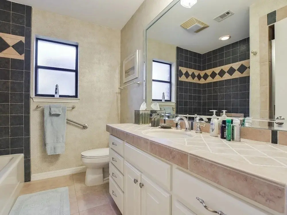 Waterfront In Semi-private Cove - Great Views 4 Bedroom Home