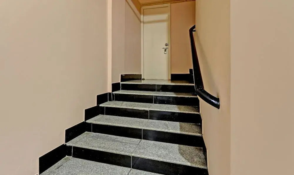 Guru Comfort, 100m from Apollo Hospital