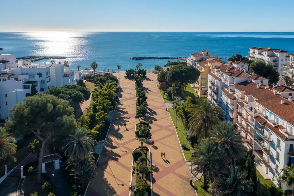 Modern 2 Bedroom Apartment, with Sea Views, in Playas del Duque - Puerto Banús