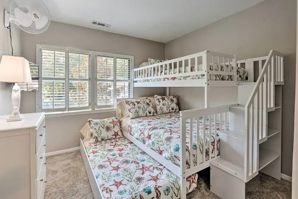 1/4 Mi to Ocean: Beach Pebble Townhome w/ Patio