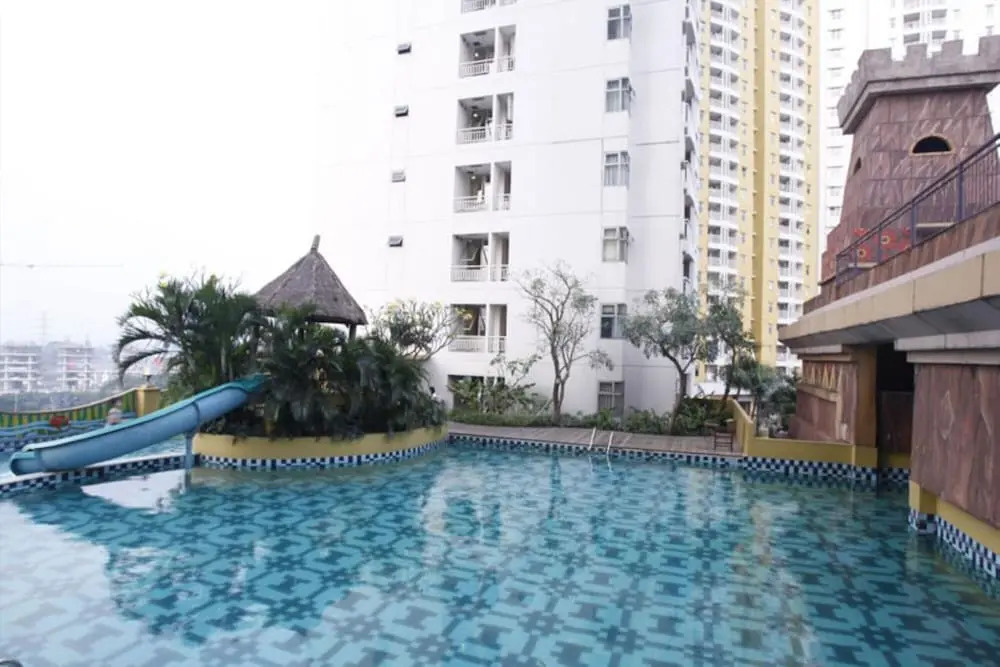 Modern Look And Homey 2Br At Great Western Resort Apartment