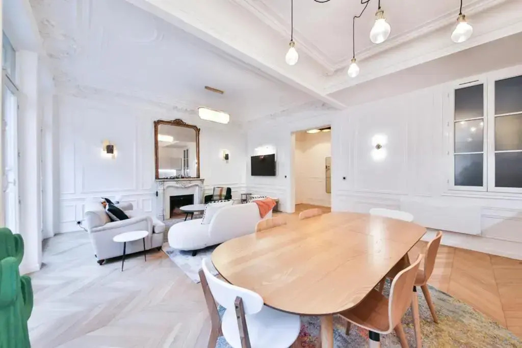 Champs Elysees!Montaigne, New Luxurious 6pers Flat