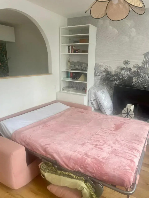 Paris: 2P refait à neuf et idéalement desservi