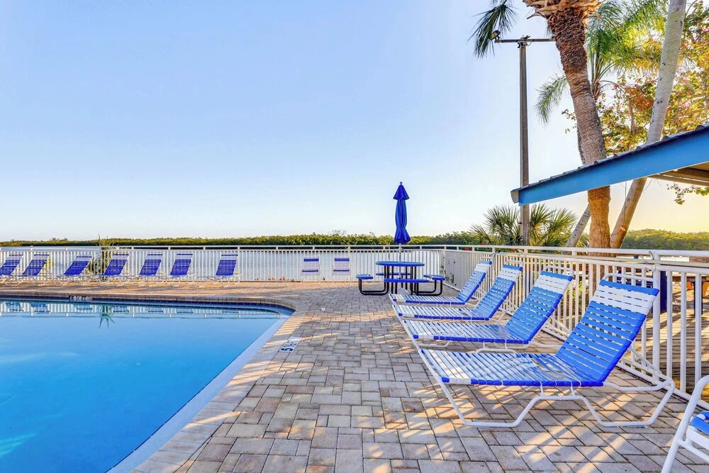 Walk to Beach & Marina! Ruskin Resort Retreat