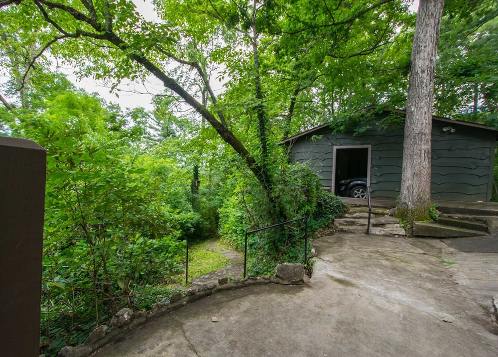 Spacious 4BR w Fireplace Ping Pong Free Tix