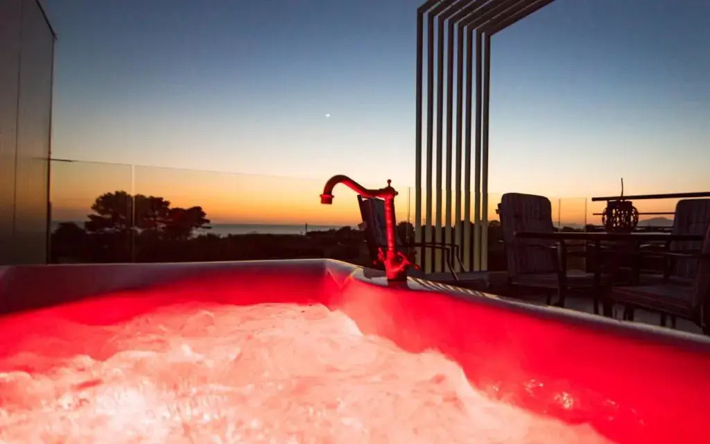 IO Luxury Pool & Hot Tub Suites