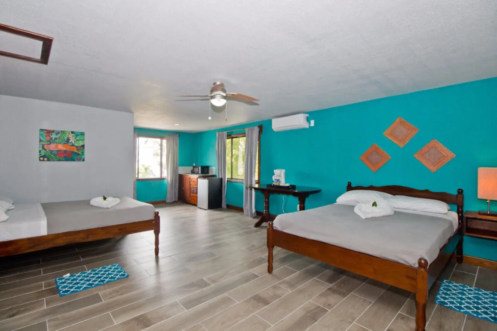 Sandbar Beachfront Hotel & Hostel Restaurant