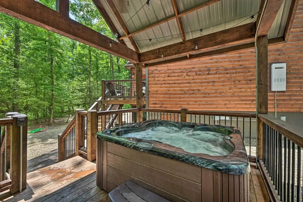 Luxe Broken Bow Cabin: Hot Tub ~ 3 Mi to Hochatown