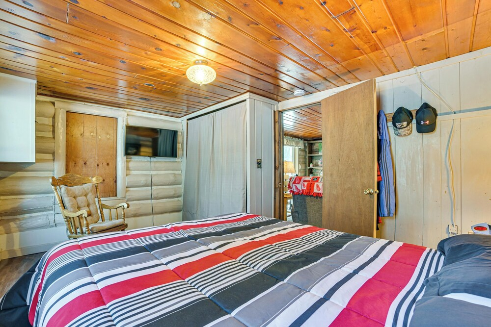 Rifle Lake Cabin! Michigan Outdoor Adventure Pad