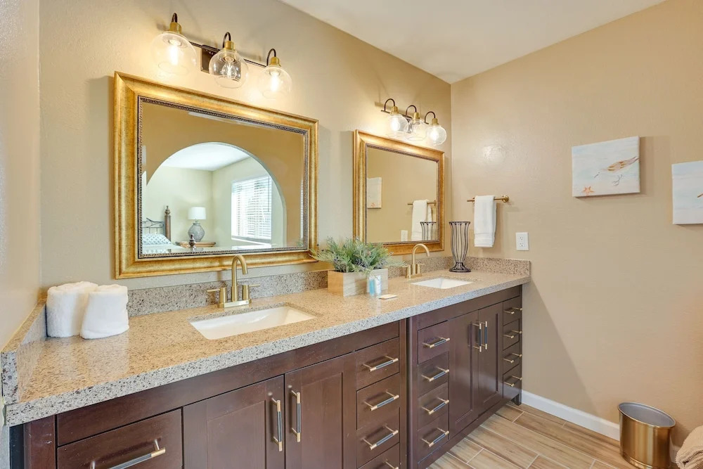 Pool, Patio & Fireplace: Glendale Oasis!