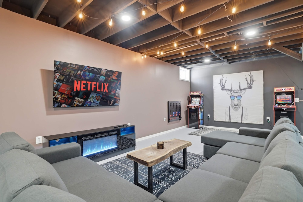 Amenity-filled Retreat by Jfbb-pickleball-gameroom