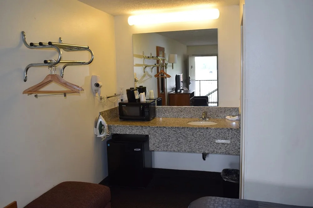Value Inn - Livonia