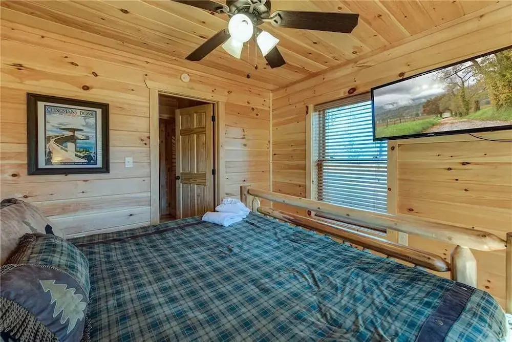 Rocky Top Lookout 4 Bedroom Home with Hot Tub