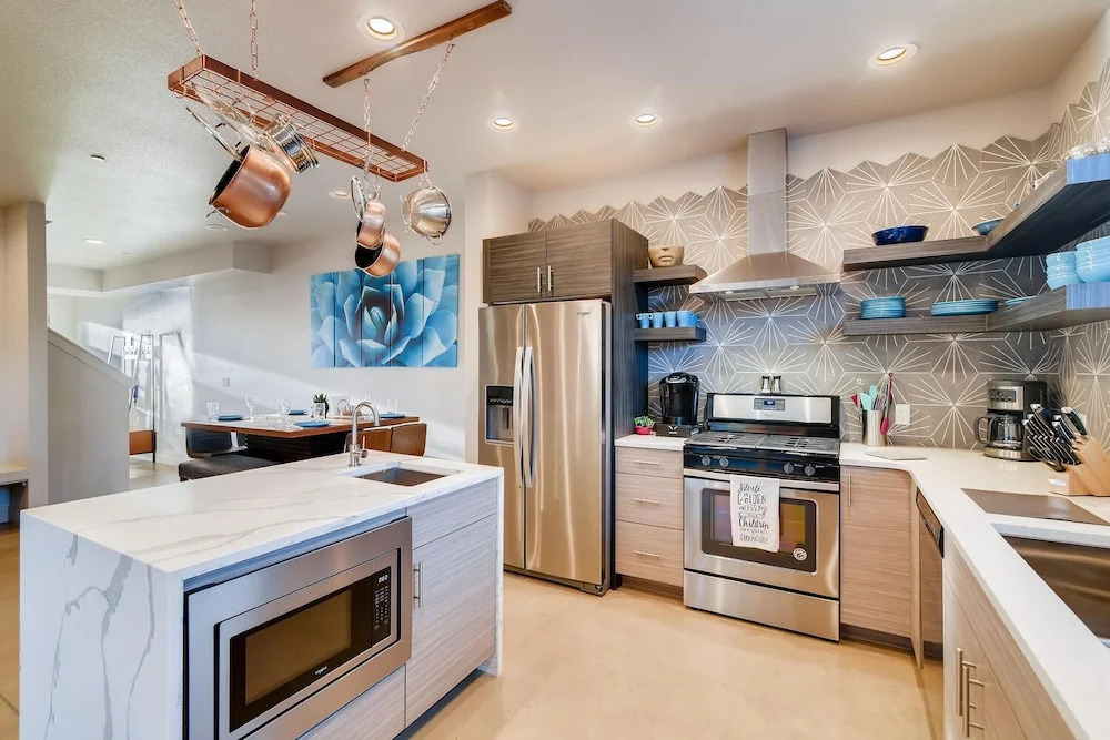 Fancy Townhome near Old Town, Breweries and River!