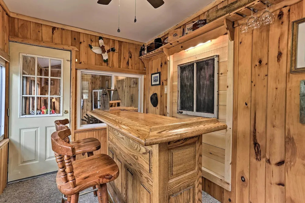 Blakeslee Hideaway w/ Lake Access: 3 Mi to Ski!