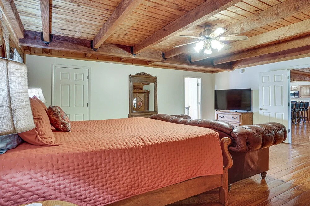 Spacious Log Cabin in Helen w/ Deck & Pool Access!