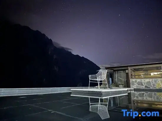 Upper trekking route·Cloud  Way·Snowy mountain view homestay
