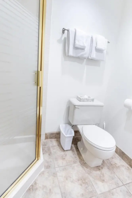 Large 2-bedroom Whistler Condo for up to 6 People w Swimming Pool hot tub