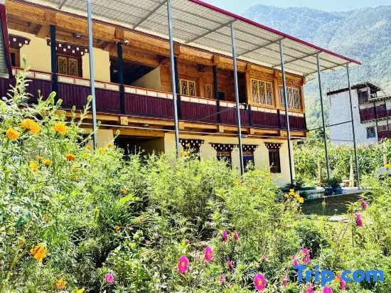 Maido Kangsang Homestay (Zhonglu Tibetan Village Scenic Area)