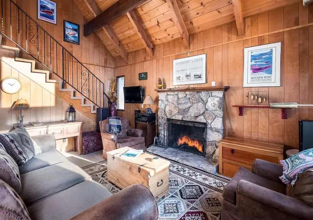 The Honey Bear Cabin With Fireplace and Large Deck! #109
