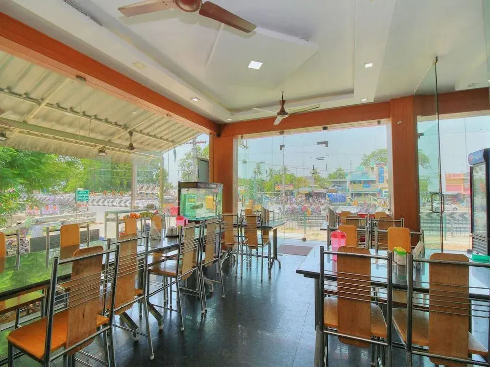 OYO 15948 Hotel Srees