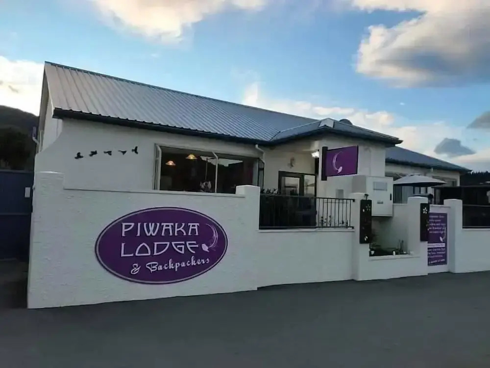Piwaka Lodge and Backpackers